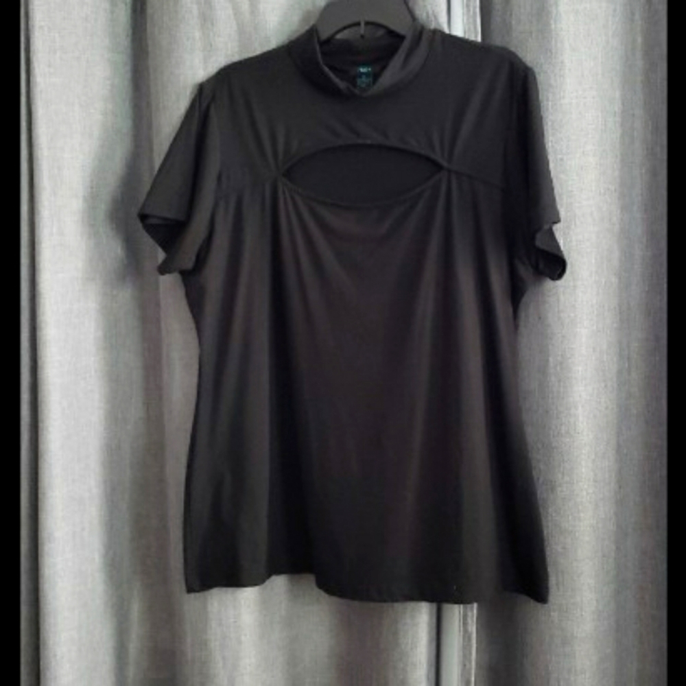 Run 21 key hole, mock neck top